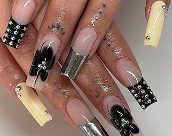 Uñas postizas de lujo: diseños plateados, cromados y florales