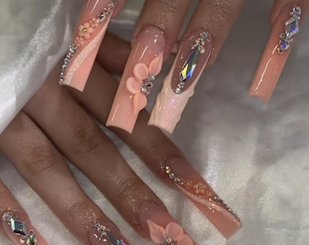 Uñas postizas de lujo con diamantes de imitación: punta francesa ombré color melocotón, flor 3D