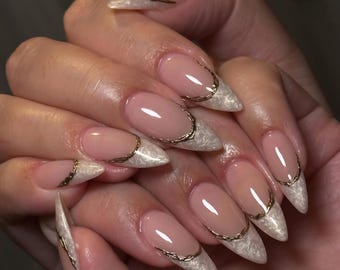 Uñas postizas de lujo en cromo dorado: Stiletto almendra francesa blanca