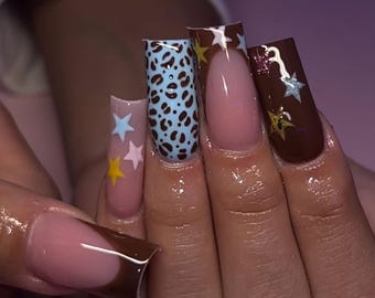 Uñas postizas de lujo con diseño de estrella: estilo Y2K, punta francesa marrón personalizada