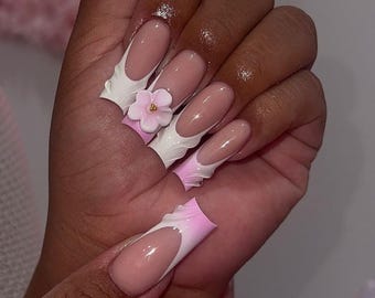 Uñas postizas de lujo con flores 3D: puntas francesas blancas y rosas