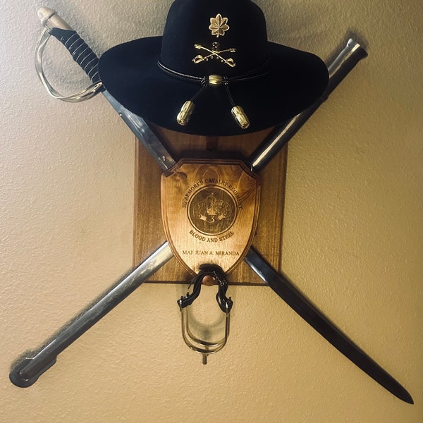 Personalisiertes Display für Kavallerie-Stetson, Säbel (oder Schwert) und Spurs-Reittier/Plakette. Cowboy-Präsentation. Militärische Ruhestandsauszeichnung.