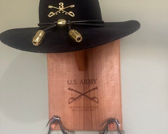 Exhibidor personalizado para Stetson. Placa con sombrero y espuelas de caballería. Presentación vaquera. Premio de retiro militar.