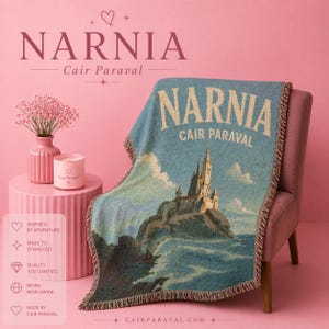Può includere: Una coperta azzurra con la scritta "NARNIA Cair Paraval" e un'illustrazione di un castello. La coperta è drappeggiata su una sedia rosa. Un vaso rosa con fiori e una candela sono su un tavolino rosa.
