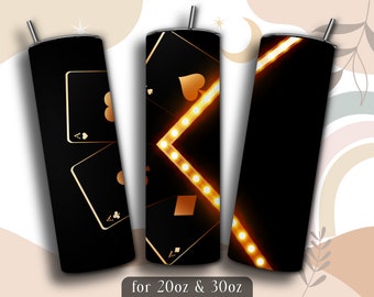 Puede incluir: Tres diseños de vasos de 20 oz o 30 oz. El primer diseño presenta cartas de juego negras con detalles dorados. El segundo diseño presenta un fondo negro con una línea diagonal de luces doradas. El tercer diseño presenta un fondo negro con una línea diagonal de luces doradas.