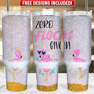 Puede incluir: Tres vasos de acero inoxidable con un diseño de purpurina rosa e ilustraciones de flamencos. El vaso del centro tiene el texto "Zero Flocks Given".