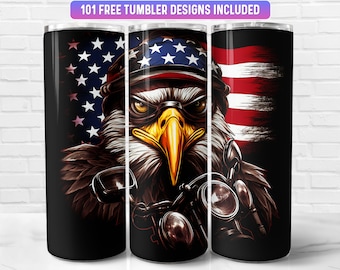 Op de afbeelding: Een zwarte tumbler met een ontwerp van een Amerikaanse zeearend die een motorhelm en een bril draagt, met een Amerikaanse vlag als achtergrond. De adelaar houdt een motorstuur vast met een koplamp.