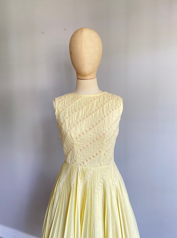 Vintage 1950s yellow cotton dress with floral lac… - image 2