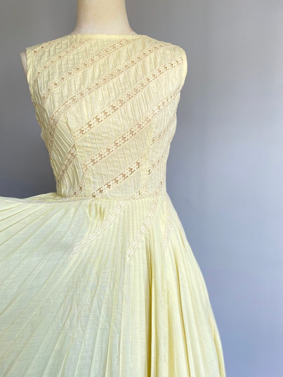 Vintage 1950s yellow cotton dress with floral lac… - image 3