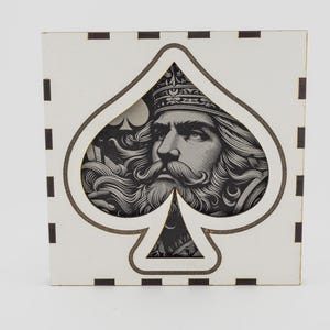 Set pokeronderzetters met schoppen-speelkaartenmotief – 3 gegraveerde leistenen onderzetters in een houten doos. Een prachtig cadeau-idee voor pokerspelers.