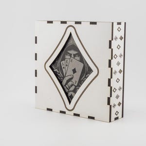 Set van 3 gegraveerde leistenen onderzetters met een ruitvormig pokermotief. In een stijlvolle houten doos – ideaal als cadeau voor pokervrienden en speelkaartenliefhebbers.
