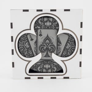 Leistenen onderzetters met klaverenmotief. 3 gegraveerde onderzetters inclusief houten doosje – het perfecte cadeau voor pokerfans.