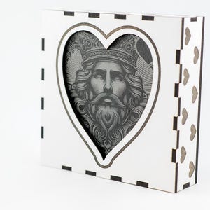 Poker-Untersetzer-Set mit Herz-Motiv – 3 gravierte Schieferuntersetzer inkl. Holzbox. Edles Geschenk für Pokerfreunde & Spielkartenfans.