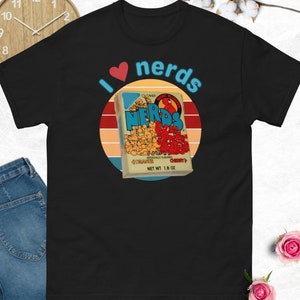 Maglietta grafica personalizzata unica - I Love Nerds Retro Candy Box - Abbigliamento comodo e alla moda - Regalo perfetto per lui/lei - T-shirt vintage in edizione limitata