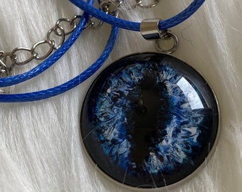 Peint à la main bleu, pendentif cabochon oeil de dragon, unique en son genre, art portable