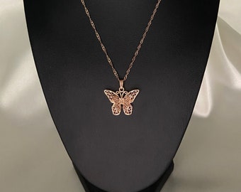Collier papillon en or rose, papillon en or rose, collier en or rose, bijoux en or rose, bijoux en or rose qui ne ternissent pas, bijoux en or rose