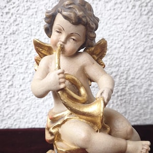 Ángel querubín de madera tallado a mano estilo vintage con cuerno, detalles dorados pintados a mano, figura de querubín de estilo italiano, 19 cm, decoración de ángel de estilo antiguo