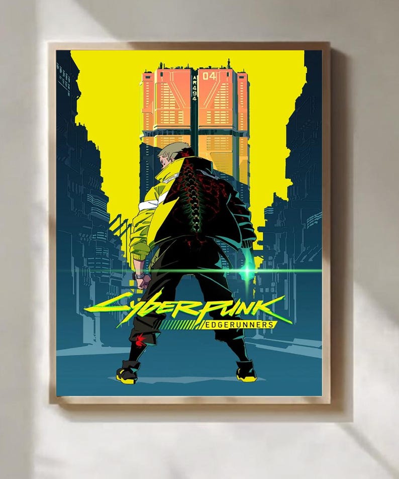 Puede incluir: P&oacute;ster enmarcado con una ilustraci&oacute;n estilizada de Cyberpunk: Edgerunners. La obra representa una figura con una chaqueta negra con dise&ntilde;o de columna vertebral roja, frente a una ciudad futurista. El t&iacute;tulo "Cyberpunk: Edgerunners" se muestra en amarillo y verde.