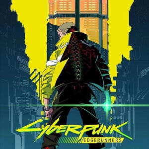 Puede incluir: Ilustraci&oacute;n de un personaje con chaqueta amarilla y pantalones negros, en una ciudad futurista. La chaqueta tiene un dise&ntilde;o de columna vertebral roja. Las palabras "CYBERPUNK EDGERUNNERS" se muestran en ne&oacute;n. Un edificio alto est&aacute; en el fondo.