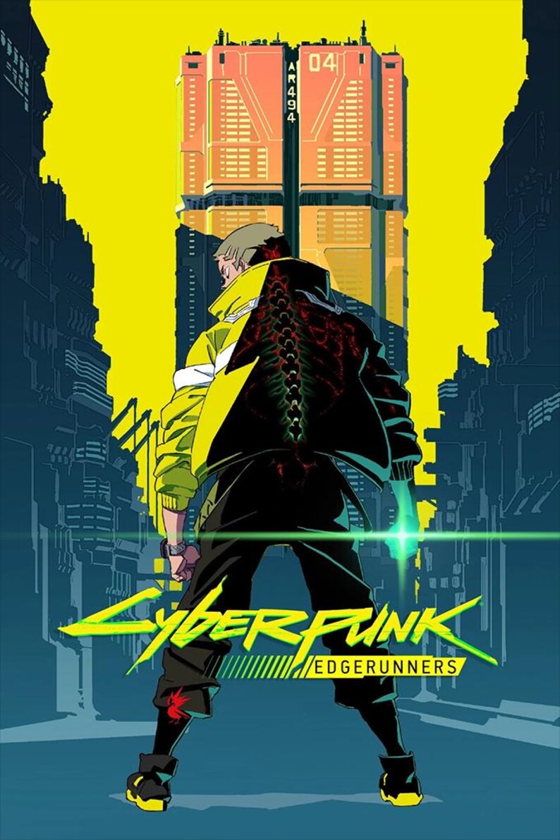 Puede incluir: Ilustraci&oacute;n de un personaje con chaqueta amarilla y pantalones negros, en una ciudad futurista. La chaqueta tiene un dise&ntilde;o de columna vertebral roja. Las palabras "CYBERPUNK EDGERUNNERS" se muestran en ne&oacute;n. Un edificio alto est&aacute; en el fondo.