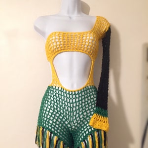 Peut inclure: Un maillot de bain crochet&eacute; une pi&egrave;ce avec un haut jaune, un bas vert et des franges noires. Le maillot de bain a une conception &agrave; une &eacute;paule et une manche longue d'un c&ocirc;t&eacute;.
