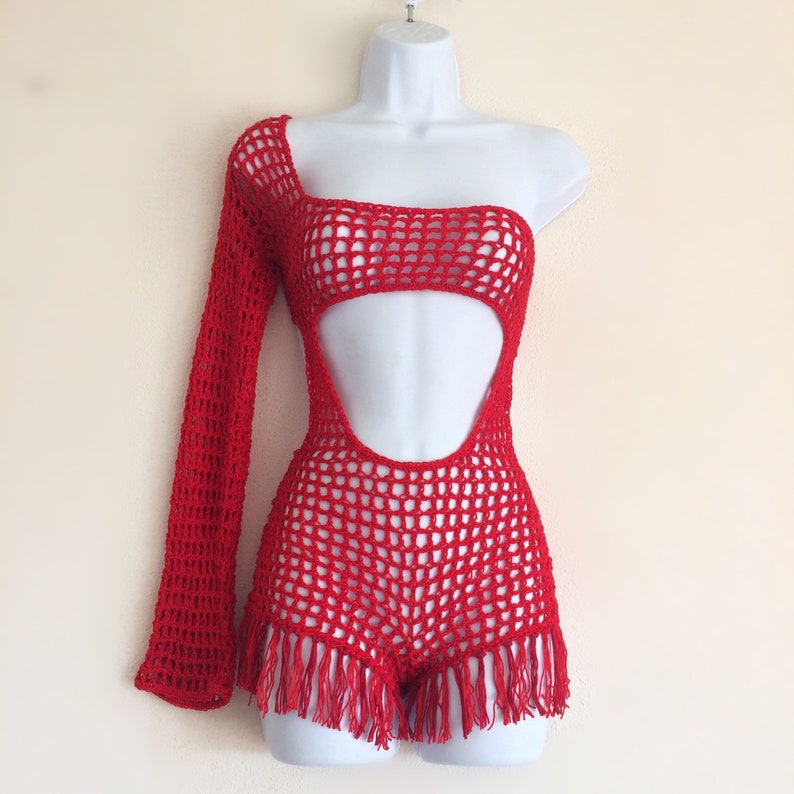Peut inclure: Combinaison de bain rouge en crochet &agrave; manches longues et bordure &agrave; franges. La combinaison de bain pr&eacute;sente une d&eacute;coupe au niveau de la poitrine et de la taille.