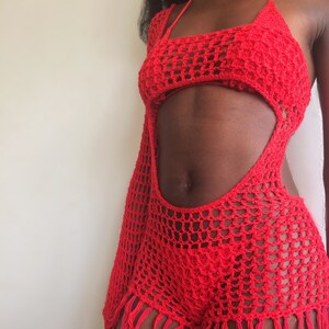 Peut inclure: Maillot de bain en crochet rouge avec une &eacute;paule et une bordure en franges.
