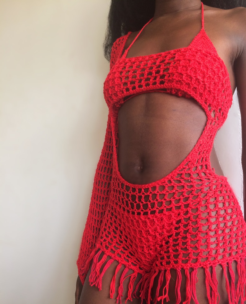 Peut inclure: Maillot de bain en crochet rouge avec une &eacute;paule et une bordure en franges.