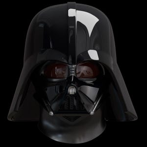 Può includere: Un casco nero lucido di Darth Vader con una superficie riflettente. Il casco presenta una maschera distintiva, una fronte prominente e un respiratore dettagliato. Gli occhi sono di un colore rosso intenso e il design è immediatamente riconoscibile.