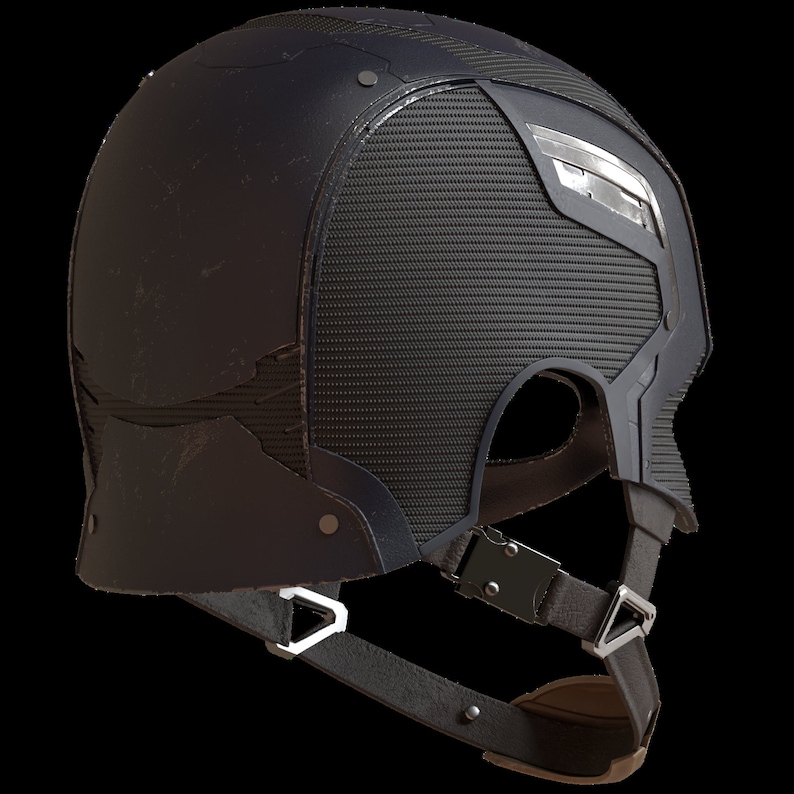 K&ouml;nnte beinhalten: Dunkelgrauer Helm mit strukturierter Oberfl&auml;che und silberfarbenem Akzent an der Seite. Der Helm hat einen Kinnriemen mit Schnalle und Nieten. Das Design ist futuristisch und robust.
