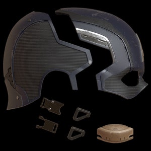 K&ouml;nnte beinhalten: Ein zerlegter, dunkelblauer Helm mit einem strukturierten, kohlefaserartigen Muster. Der Helm besteht aus mehreren Teilen, mit einem silbernen Akzent und mehreren schwarzen Schnallen und Verschl&uuml;ssen. Ein braun-beiges, abgerundetes Teil ist ebenfalls enthalten.