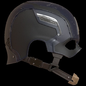 K&ouml;nnte beinhalten: Ein dunkelblauer und schwarzer Helm mit strukturierter Oberfl&auml;che und Kinnriemen. Der Helm hat einen metallischen Akzent an der Seite und ein netzartiges Muster auf der Vorderseite. Der Kinnriemen ist schwarz mit einer Schnalle.