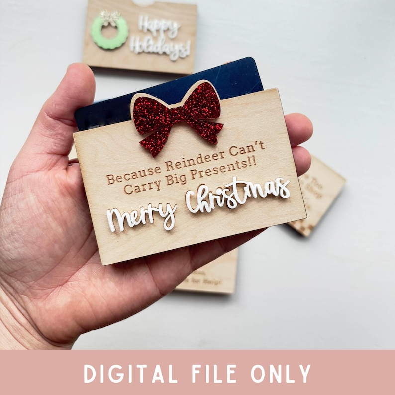 Pu&ograve; includere: Un'etichetta regalo in legno con un fiocco di glitter rosso e il testo "Because Reindeer Can't Carry Big Presents!! Merry Christmas".