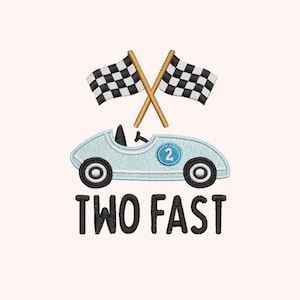 Puede incluir: Diseño bordado con un coche de carreras azul claro con ruedas negras y el número 2 en el lateral. Dos banderas a cuadros cruzadas están encima del coche. El texto "TWO FAST" está debajo.