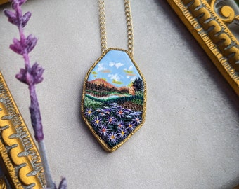 Pendentif impressionniste de déclaration de fleurs sauvages | Bijoux de paysage de fleurs sauvages encadrés | Bijoux floraux de printemps | Cadeaux faits à la main pour elle | Mini-art