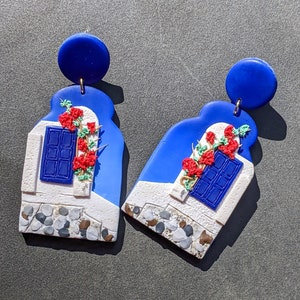 Boucles d'oreilles paysage de Santorin Pendentifs bleus et blancs Boucles d'oreilles d'été Boucles d'oreilles de la mer Égée Boucles d'oreilles Mamma Mia Boucles d'oreilles florales rouges image 3