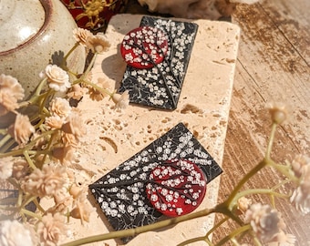 Boucles d’oreilles Goth Blood Moon Bloom | Clous de lune florals sorcières | Boucles d’oreilles d’art encadrées asiatiques | Boucles d’oreilles Lune et Fleur d’Halloween | Boucles d’oreilles Pagan