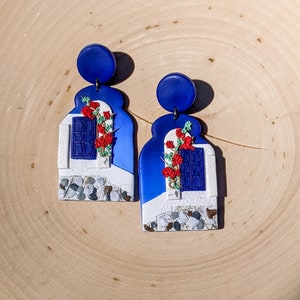 Boucles d'oreilles paysage de Santorin Pendentifs bleus et blancs Boucles d'oreilles d'été Boucles d'oreilles de la mer Égée Boucles d'oreilles Mamma Mia Boucles d'oreilles florales rouges image 4