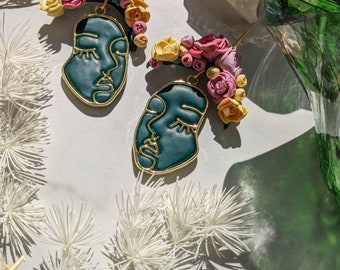 Boucles d'oreilles Boho Frida | Boucles d'oreilles en argile vert émeraude et or | Pendentifs Picasso | Boucles d'oreilles roses roses | Pendentifs roses | Bijoux floraux bohèmes