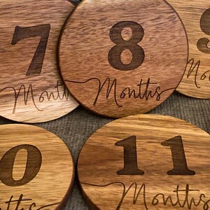 Volledige jaarset Baby Milestone-kaarten, gegraveerde fotoschijf, fotoprop-cirkels, jubileumcirkels, aanstaande moedercadeau, maandelijkse mijlpalen