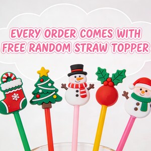 Pu&ograve; includere: Una collezione di decorazioni per cannucce a tema natalizio. I disegni includono una calza, un albero di Natale, un pupazzo di neve, una bacca di agrifoglio e Babbo Natale. L'immagine include il testo "EVERY ORDER COMES WITH FREE RANDOM STRAW TOPPER".