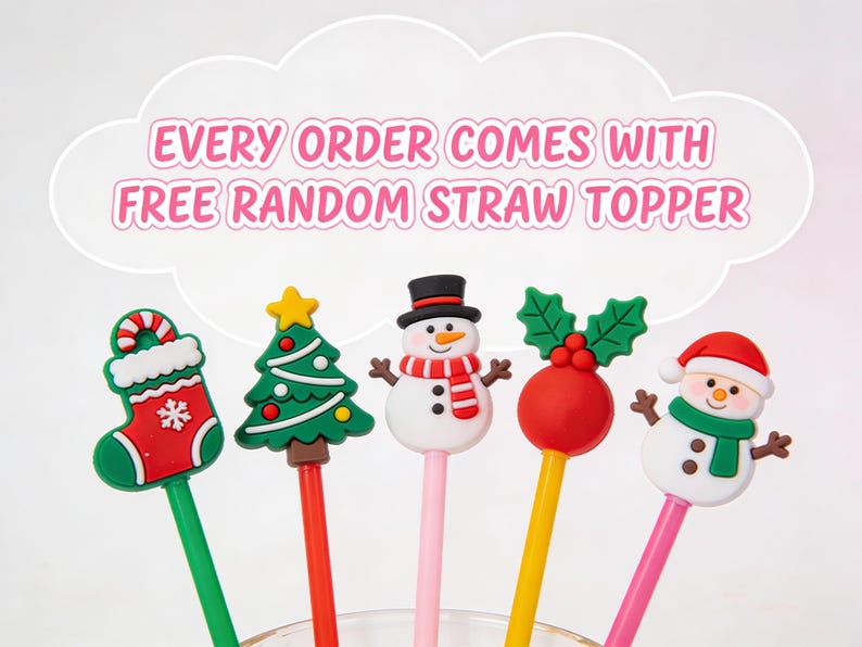 Pu&ograve; includere: Una collezione di decorazioni per cannucce a tema natalizio. I disegni includono una calza, un albero di Natale, un pupazzo di neve, una bacca di agrifoglio e Babbo Natale. L'immagine include il testo "EVERY ORDER COMES WITH FREE RANDOM STRAW TOPPER".