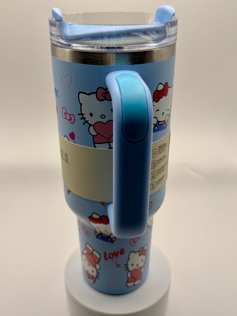 Pu&ograve; includere: Un bicchiere termico azzurro con un design di personaggi dei cartoni animati. Il bicchiere ha un manico e un coperchio blu abbinati. Il design include cuori e la parola "Love". Il bicchiere &egrave; progettato per contenere 2,0 litri.