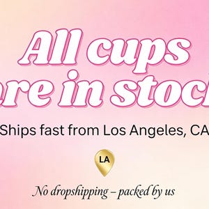 Pu&ograve; includere: Grafica rosa e bianca con la scritta "All cups are in stock". L'immagine include illustrazioni di un espositore di tazze, un segnaposto e un camion per le consegne. &Egrave; incluso anche il testo "No dropshipping - packed by us".