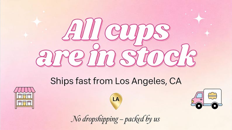 Pu&ograve; includere: Grafica rosa e bianca con la scritta "All cups are in stock". L'immagine include illustrazioni di un espositore di tazze, un segnaposto e un camion per le consegne. &Egrave; incluso anche il testo "No dropshipping - packed by us".