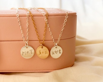 Kärleks initialhalsband, monogramhalsband, skivhalsband för par, personligt skivhalsband, bästa vänner, present till henne, årsdagshalsband