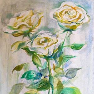 Könnte beinhalten: Ein Gemälde mit drei weißen Rosen mit grünen Blättern und Stielen auf hellblauem Hintergrund.