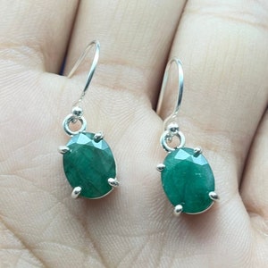 Boucles d&#39;oreilles en argent sterling émeraude verte naturelle, boucles d&#39;oreilles pendantes en argent émeraude, boucles d&#39;oreilles pendantes en argent émeraude minimalistes, pierre de naissance de mai