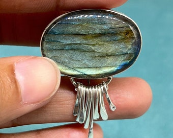Broche de labradorita hecho a mano en plata de ley 925