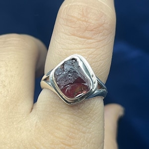 Roher Granat Ring, 925 Sterling Silber Ring, Heilstein Ring, ungeschliffener Edelstein Ring, Kristall Rohstein Ring, Handgemachter Silber Ring